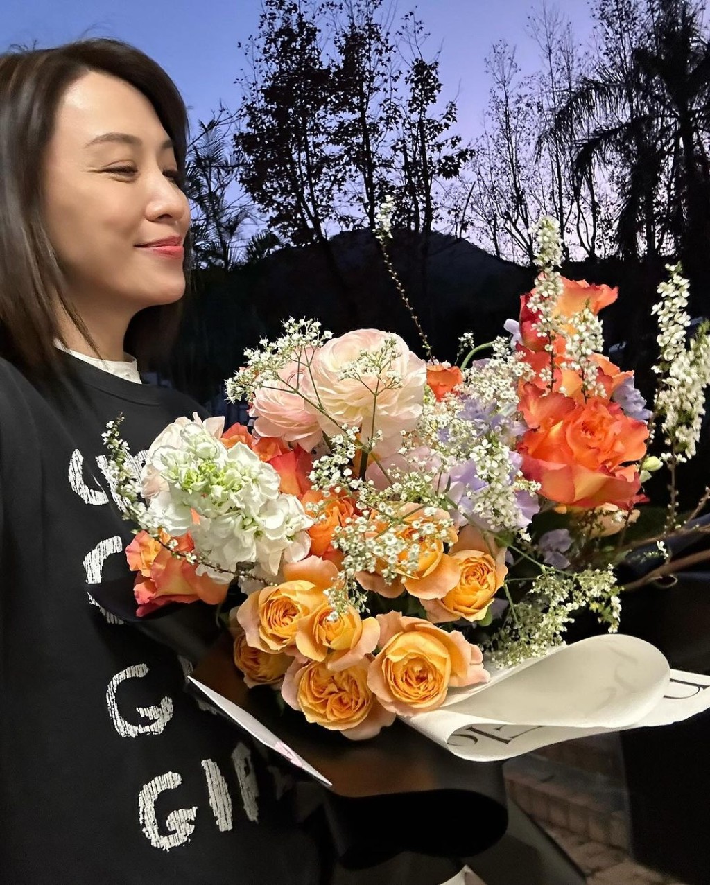 2月14日情人节，陈炜收到老公陈国强送的鲜花，她表示：「陈医生真系好有taste，束花好靓好靓好靓！非常之锺意！」