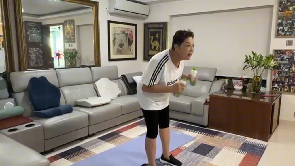 雖然運動略顯吃力,但肥媽依然堅持,展現堅毅精神。 雖然運動略顯吃力,但肥媽依然堅持,展現堅毅精神。