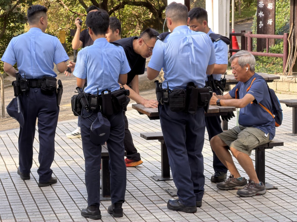 17歲少年失蹤，其父親報案，搜救人員展開搜索。梁國峰攝