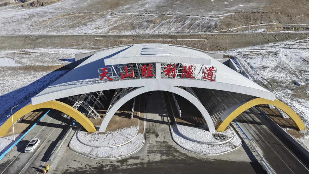 界最长高速公路隧道「天山胜利隧道」昨日正式通车。新华社