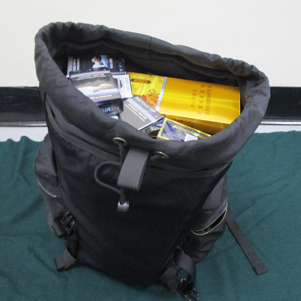 海关在50岁抵港男旅客的个人行李内，检获5441支未完税香烟。