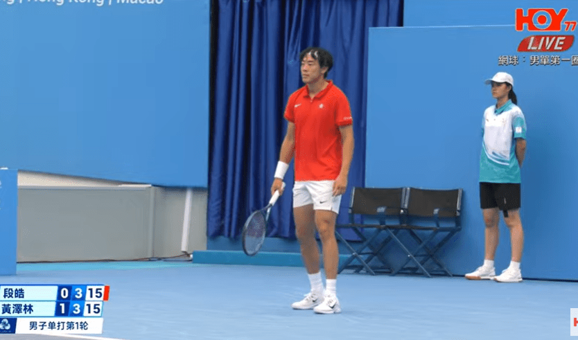 黄泽林全运网球男单首圈轻松晋级。电视截图