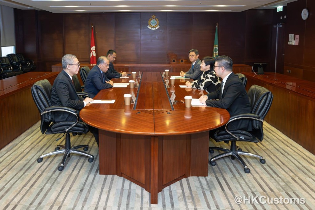 在会面期间，双方就共同关注事项进行讨论。香港海关facebook图片