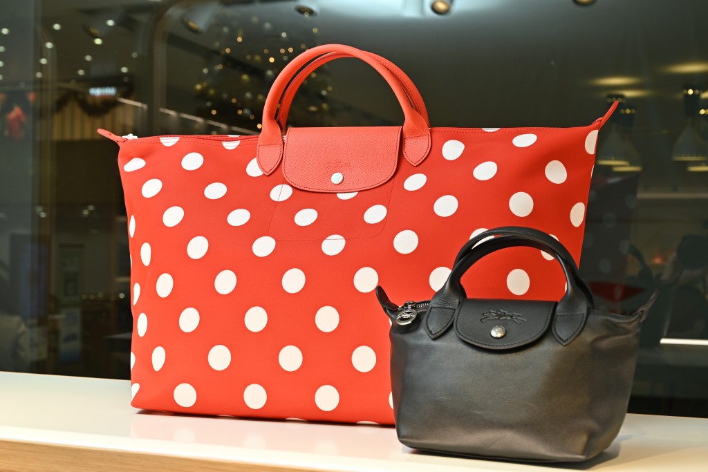 左/ Le Pliage波點旅行袋/$2,350、右/Le Pliage Xtra皮革小手袋/$3,750。