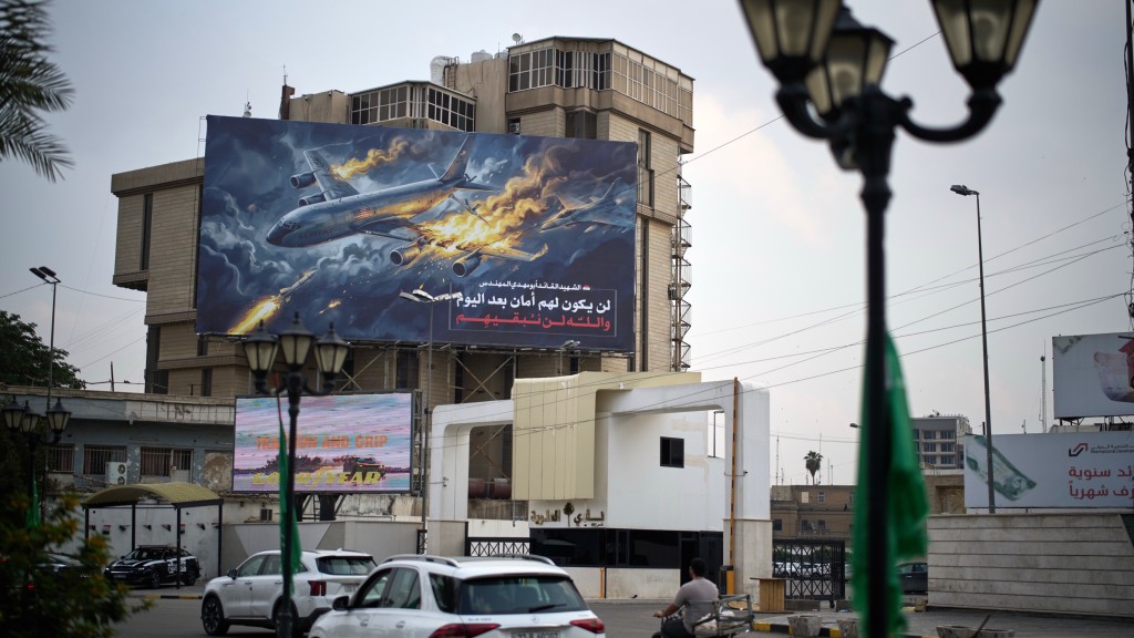 伊拉克巴格达一块广告牌描绘了美国空军飞机着火的图像。  美联社