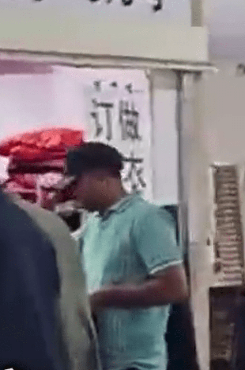 有人試戴帽子。 有人試戴帽子。