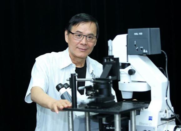清华自动化系教授戴琼海及其团队，在研发超高速光电晶片上取得突破。新华社