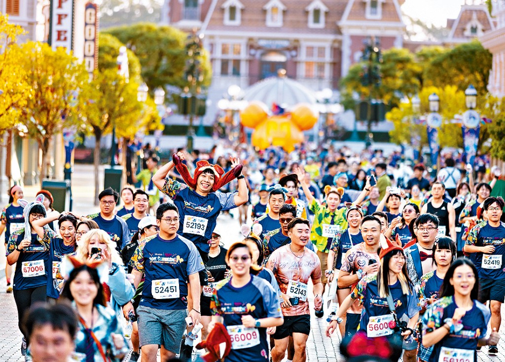 不少跑手以迪士尼角色造型參與活動。
