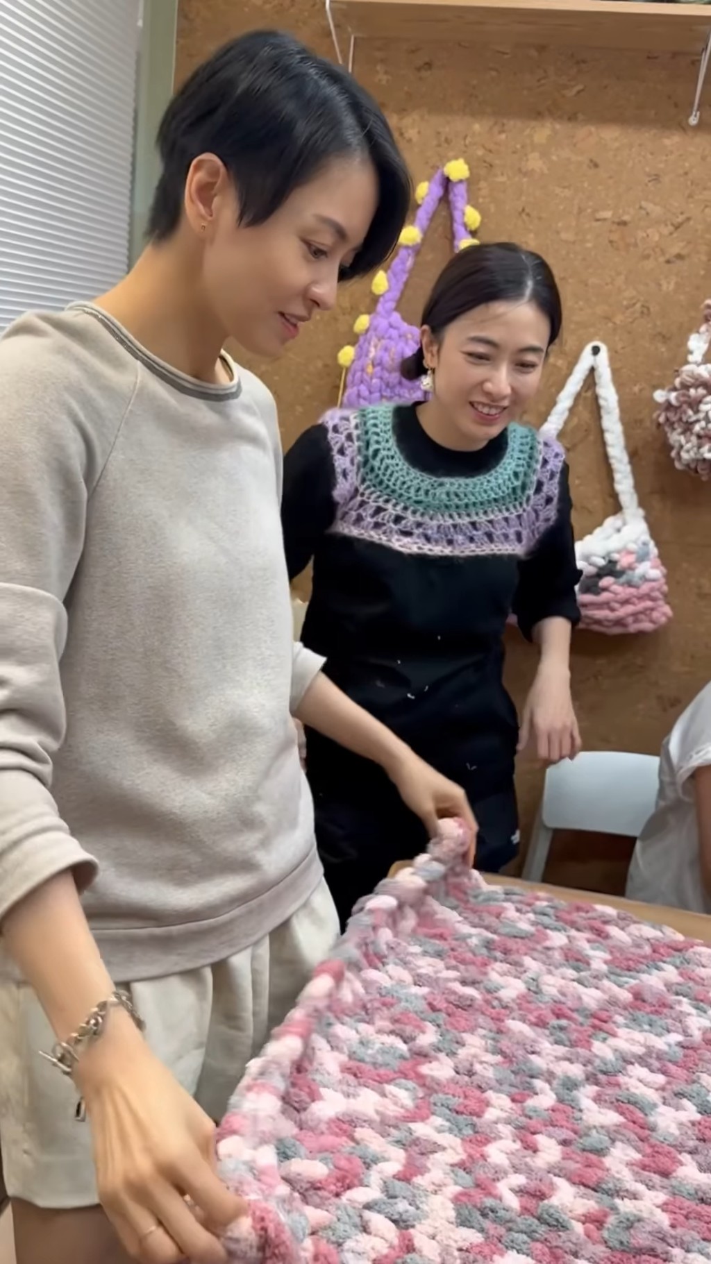昨日（25日）梁詠琪在IG貼出與女兒到甘比（Kimbee）的鈎織店，學鈎織小地毯。