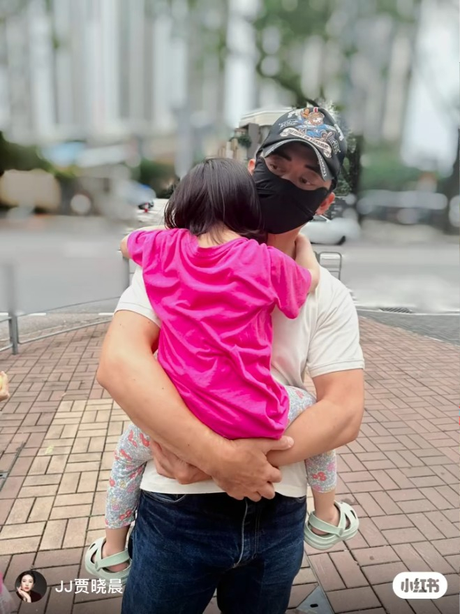 日前JJ賈曉晨在小紅書上載拍攝3歲細女「小飯團」迎接爸爸樊少皇的影片。