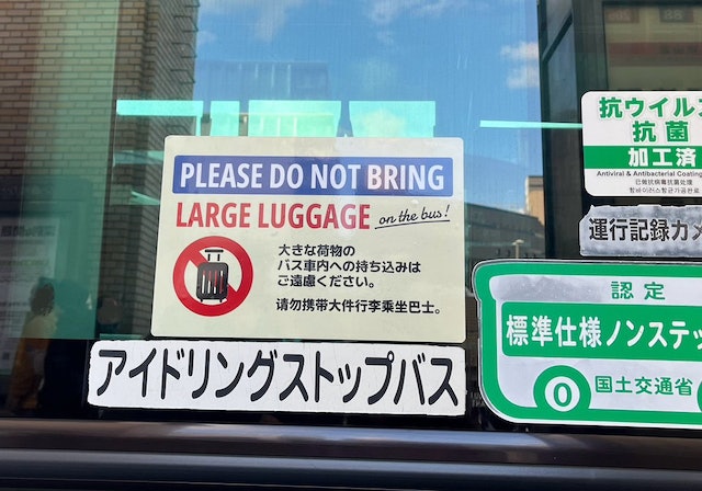 京都市巴士已张贴中、英、日三语告示,提醒旅客不要携带大型行李上车。X@kasobus 京都市巴士已张贴中、英、日三语告示,提醒旅客不要携带大型行李上车。X@kasobus