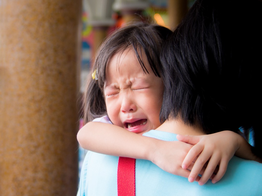 若孩子在公眾場合情緒失控，父母可把他們抱離至安靜又安全的環境，才作處理。