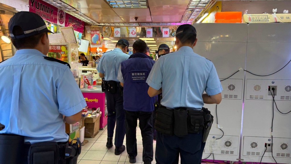葵涌廣場童黨｜警派員重點巡邏 與場內年輕人交流 籲遠離損友