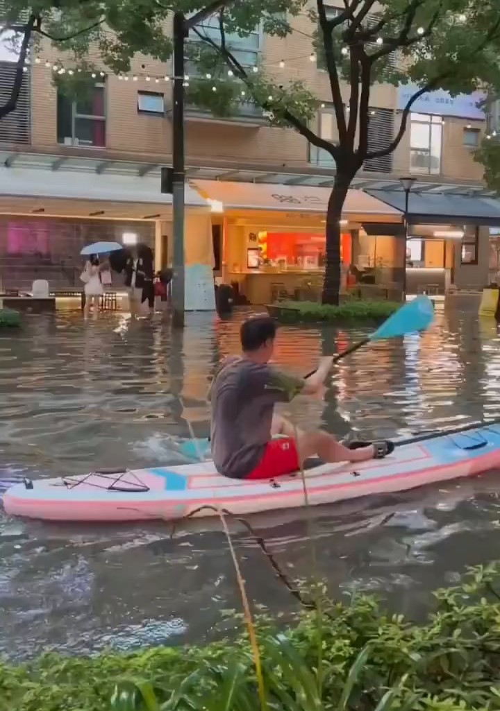 上海周日多区出现暴雨。微博@吉姆快开车/马上谈/麦田蓑笠翁 上海周日多区出现暴雨。微博@吉姆快开车/马上谈/麦田蓑笠翁
