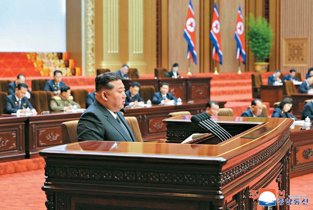 金正恩在最高人民會議發表講話。