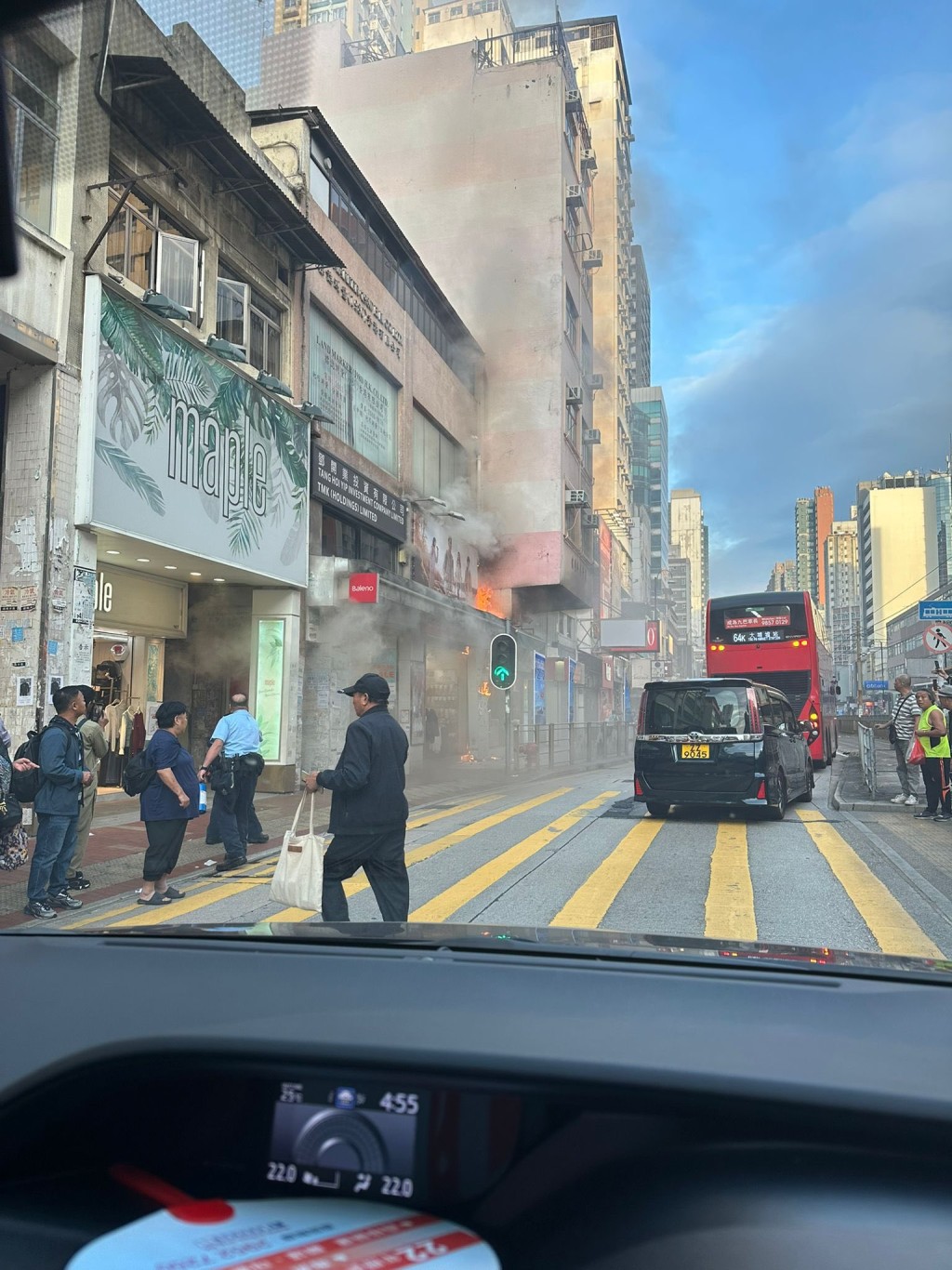 警員在場維持秩序,阻止途人靠近。網上圖片 警員在場維持秩序,阻止途人靠近。網上圖片