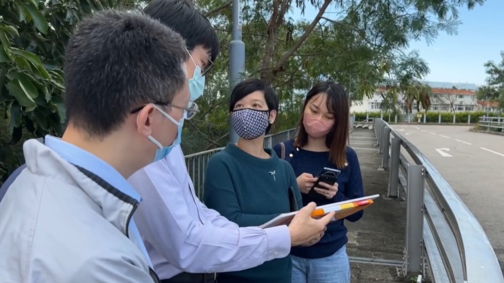 何永賢(右二)日前落區，為簡約公屋居民制定不同的交通安排。(何永賢Facebook)