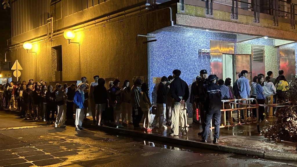 火勢熄滅後,居民排隊上樓。蔡楚輝攝 火勢熄滅後,居民排隊上樓。蔡楚輝攝