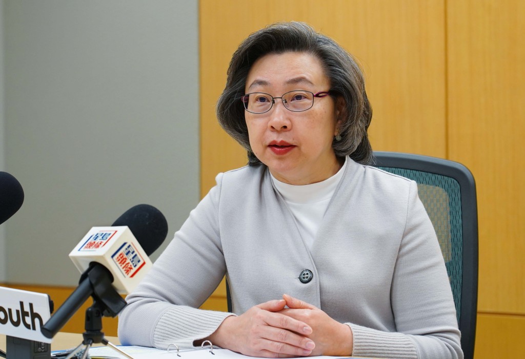 楊何蓓茵說,公務員飯碗「其實唔鐵㗎,要好小心做㗎」。 楊何蓓茵說,公務員飯碗「其實唔鐵㗎,要好小心做㗎」。