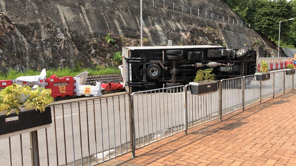 興盛路發生3車相撞。FB「吳劍昇議員辦事處」圖片