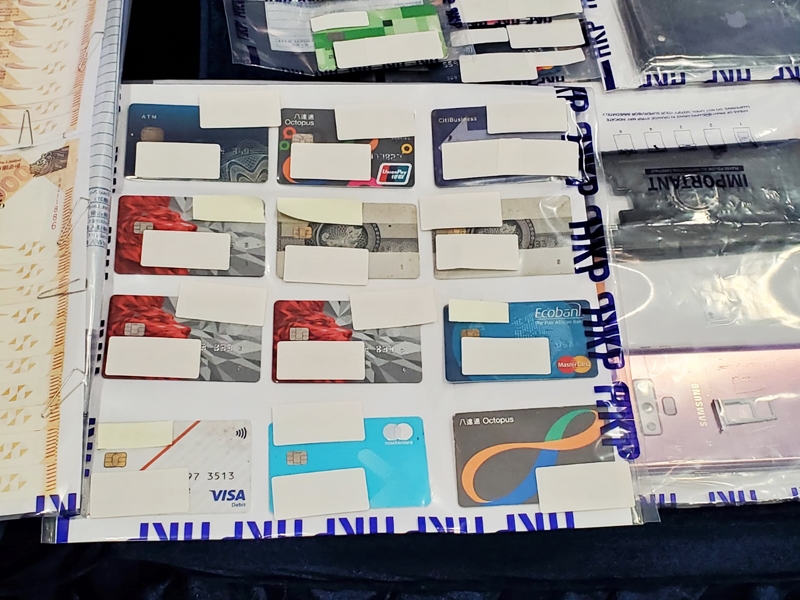 警方在行動中檢取多張信用卡。