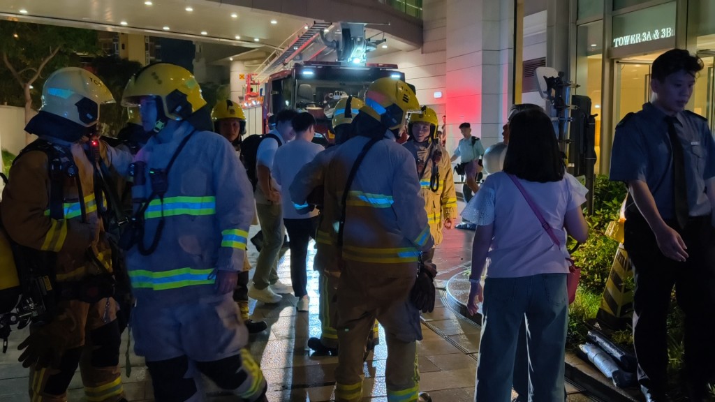 消防到場調查後證實虛驚一場。黃文威攝 消防到場調查後證實虛驚一場。黃文威攝