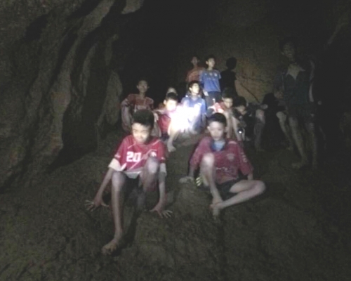 泰國13人困洞穴救援需時多日。AP圖片