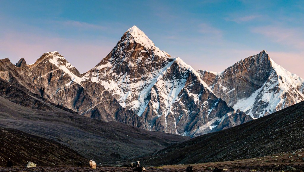西藏希夏邦馬峰發生雪崩，造成2死2失蹤1重傷。微博