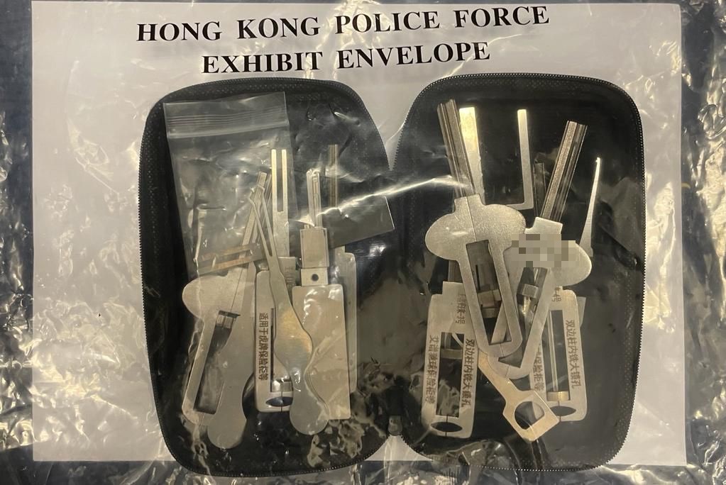 警方在非法入境者身上检获怀疑用作盗窃的工具。
