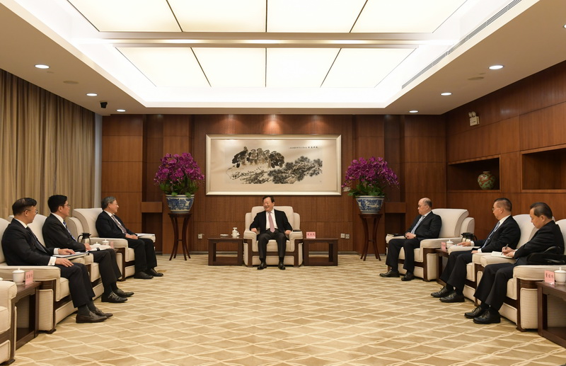 11月16日，夏寶龍在深圳會見特區政府3位副司長。港澳辦網站圖片
