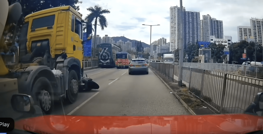 車cam片主看到這驚險一幕，不禁叫了出來，對身旁友人說：「架電單車瞓低咗呀，睇唔到呀，架大車！」