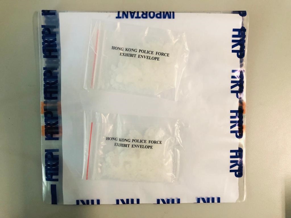 行動中，警方亦撿獲3把刀及約40克懷疑「冰」毒。警方圖片