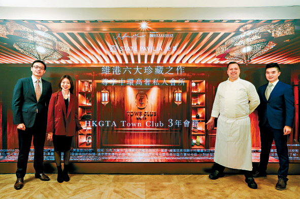 新世界何家欣（左二）表示，皇都先推出12伙招标。左一为陈冬阳、右一为杨境豪。