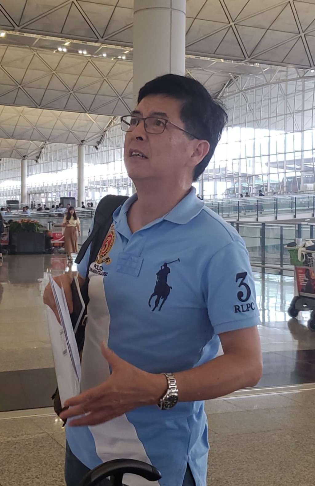 雷先生往美國公幹,較原定時間早兩小時乘坐機鐵到達機場。