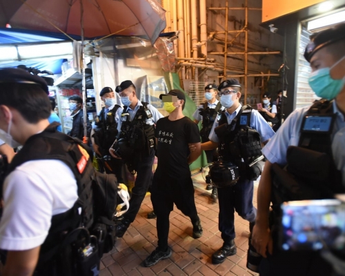 至少一人被帶走。