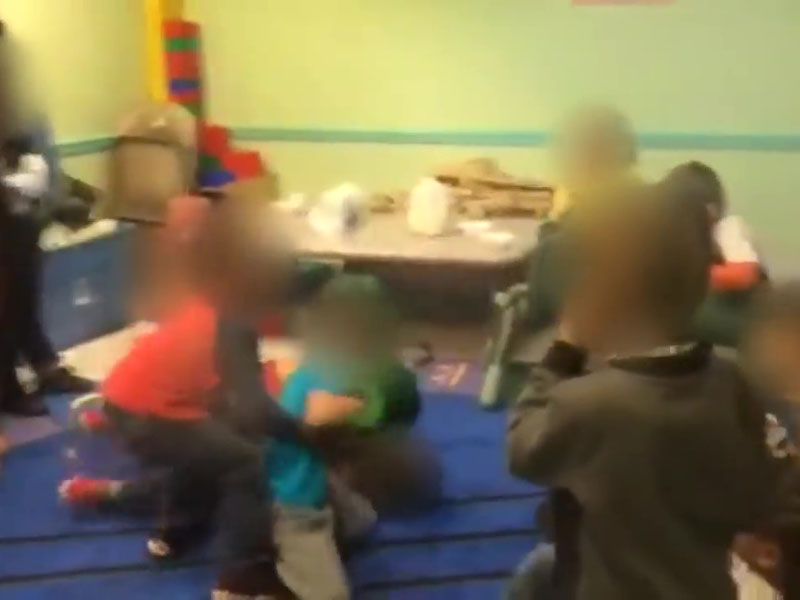穿紅衫的小孩曾嘗試拉開壓着同學來打的幼童，但不果。（網圖）