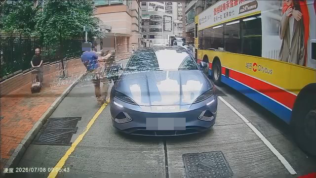 藍衫男與BYD司機發生推撞。fb「中港改車斗陰影片關注組」片段截圖 藍衫男與BYD司機發生推撞。fb「中港改車斗陰影片關注組」片段截圖
