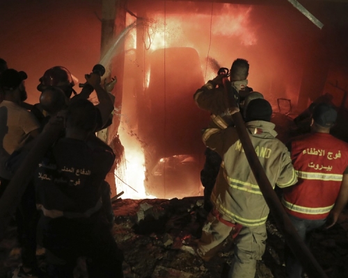 燃料储存缸爆炸及引发火警。AP   