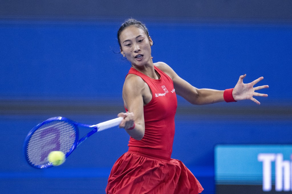 郑钦文成为首位赢得这项 WTA1000 赛事冠军的本土球员。中新社