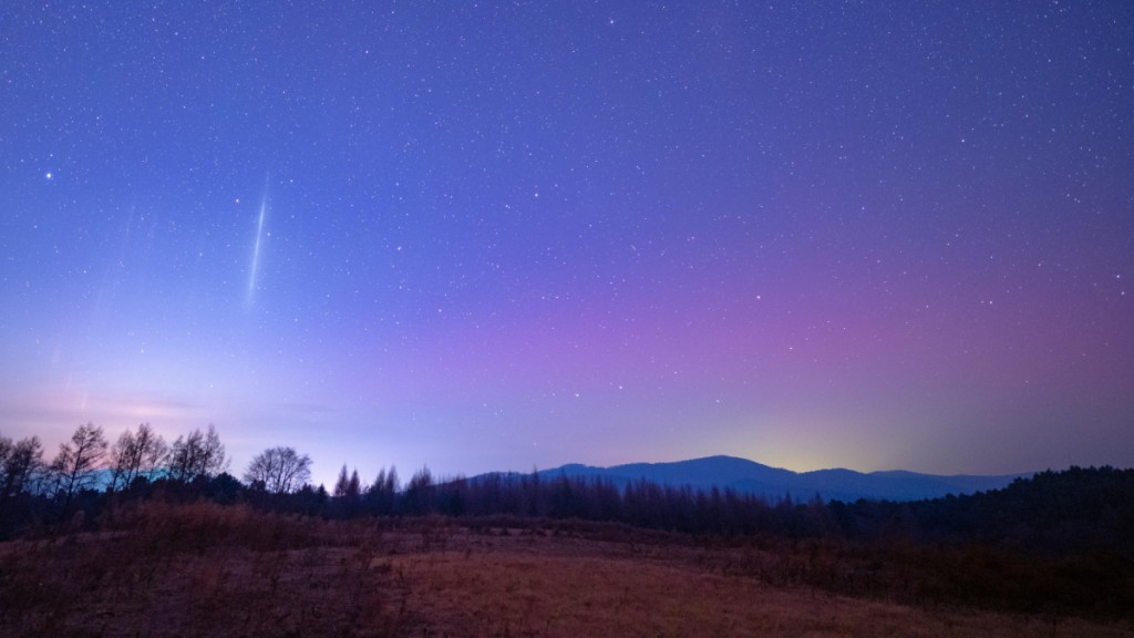 11月12日在黑龍江省尚志市亞布力鎮拍攝的絢麗極光與光柱。新華社 11月12日在黑龍江省尚志市亞布力鎮拍攝的絢麗極光與光柱。新華社