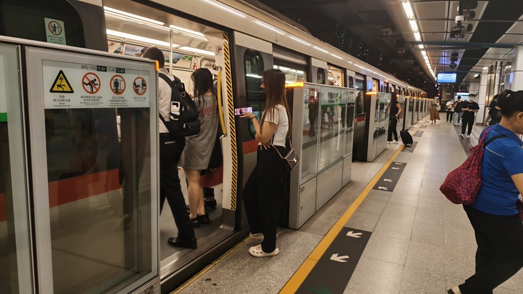 港府清潔承辦商人員自行處理。