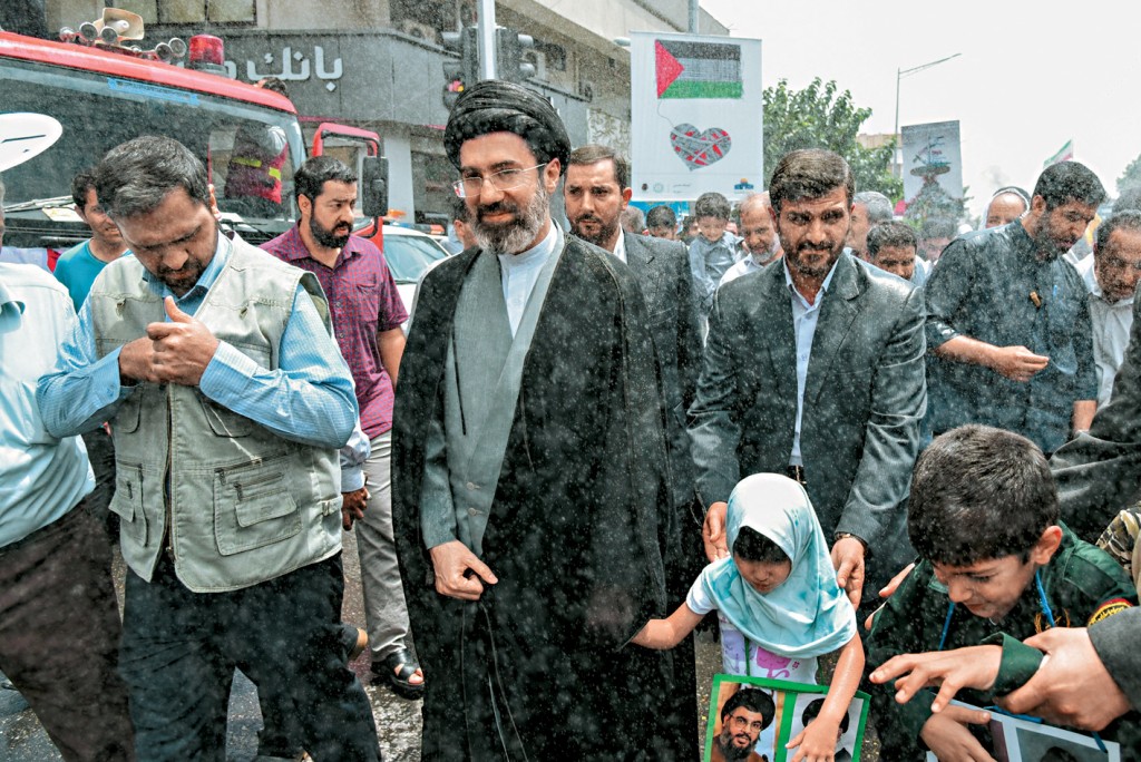 伊朗新任最高领袖穆杰塔巴(中)2016年在德黑兰出席集会。