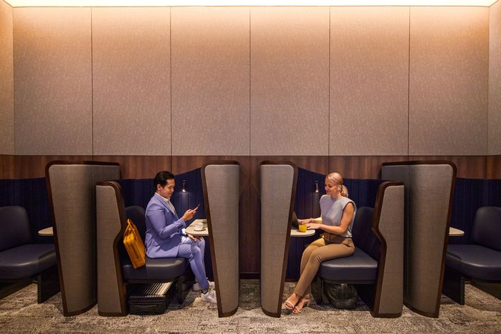 SilverKris Lounge商務艙區域備有舒適的工作空間。