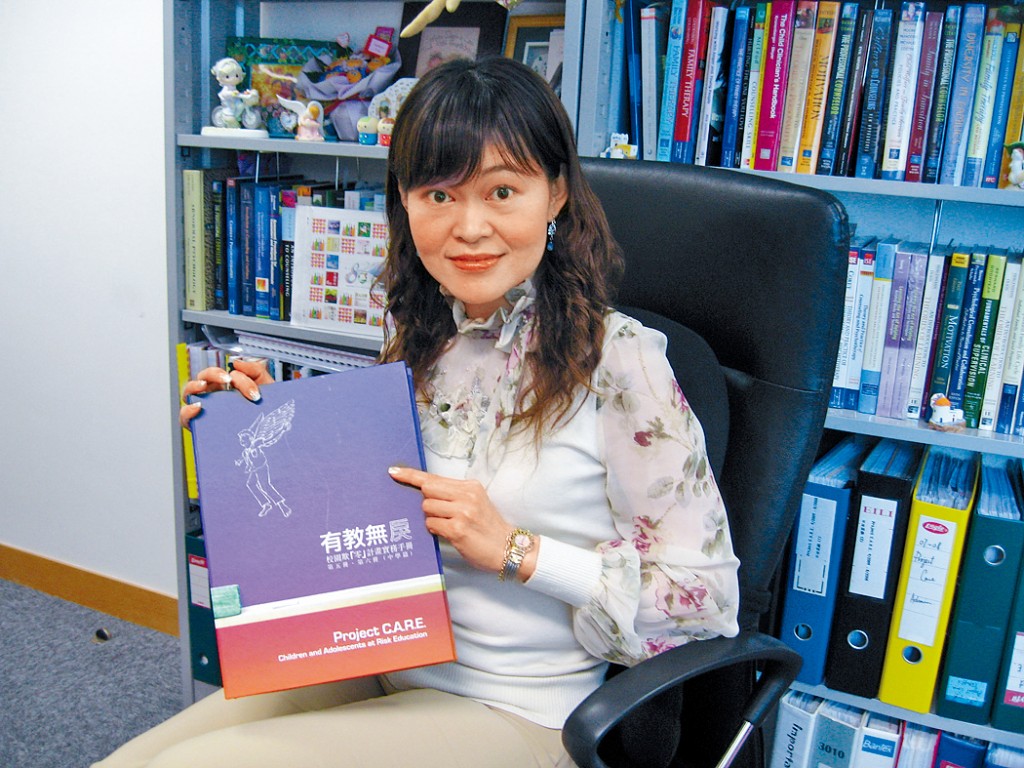 馮麗姝與團隊出版多本實務手冊,派發到不同學校。