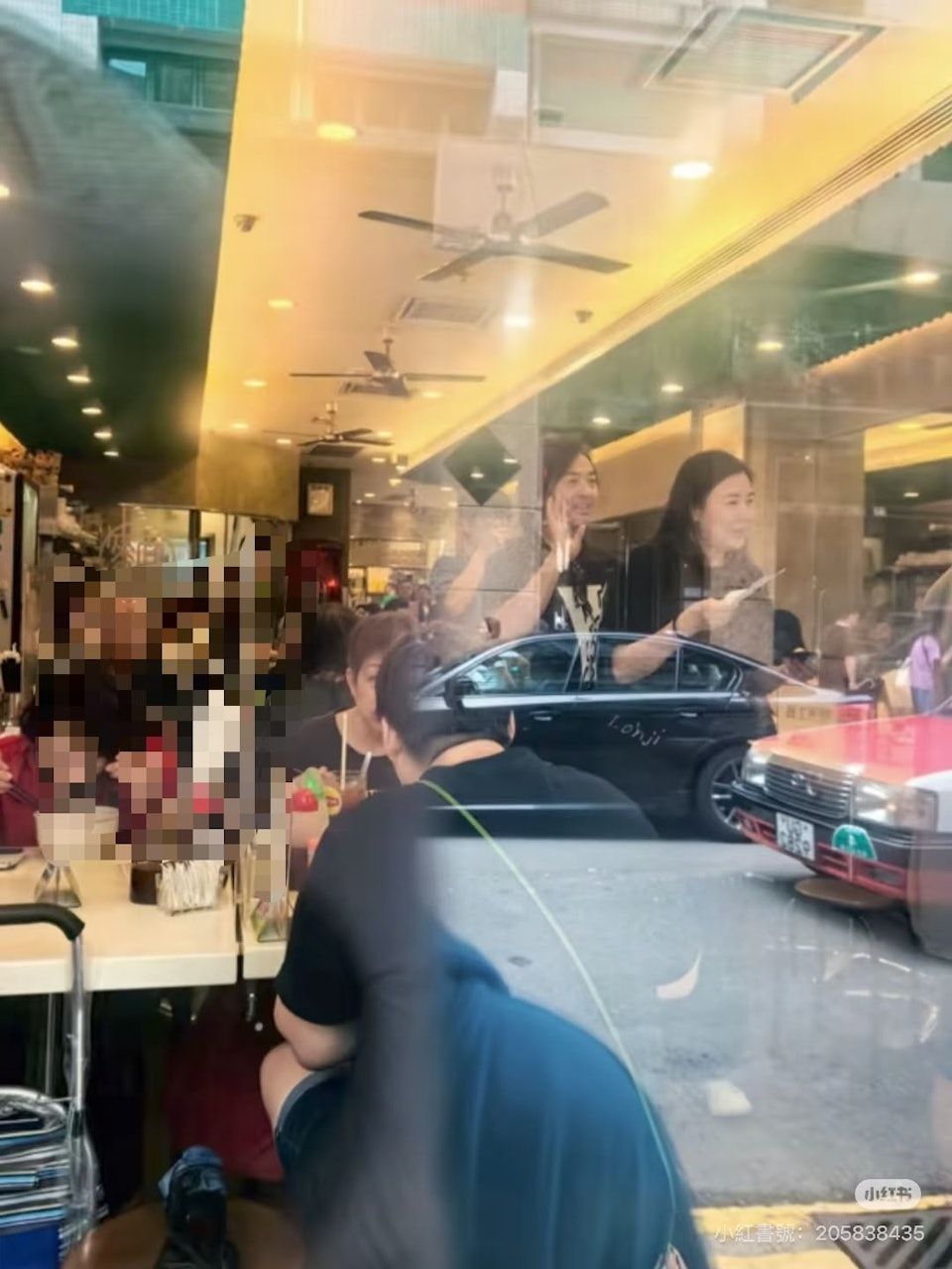 鄭伊健與蒙嘉慧曾在知名魚蛋粉麵店被粉絲偶遇,但原來二人早前才剛從日本返港。 鄭伊健與蒙嘉慧曾在知名魚蛋粉麵店被粉絲偶遇,但原來二人早前才剛從日本返港。