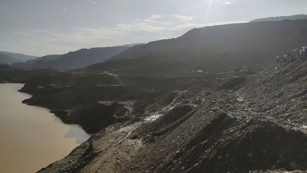 緬甸有非法玉石礦場發生廢土坍塌。(美聯社)