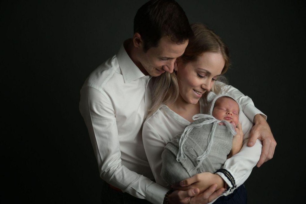 法国骑师贺铭年和太太育有儿子Mathéo，一家三口甜蜜温馨。