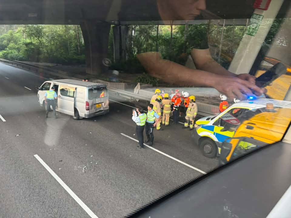 其中一輛客貨車的車尾嚴重損毀。網上圖片