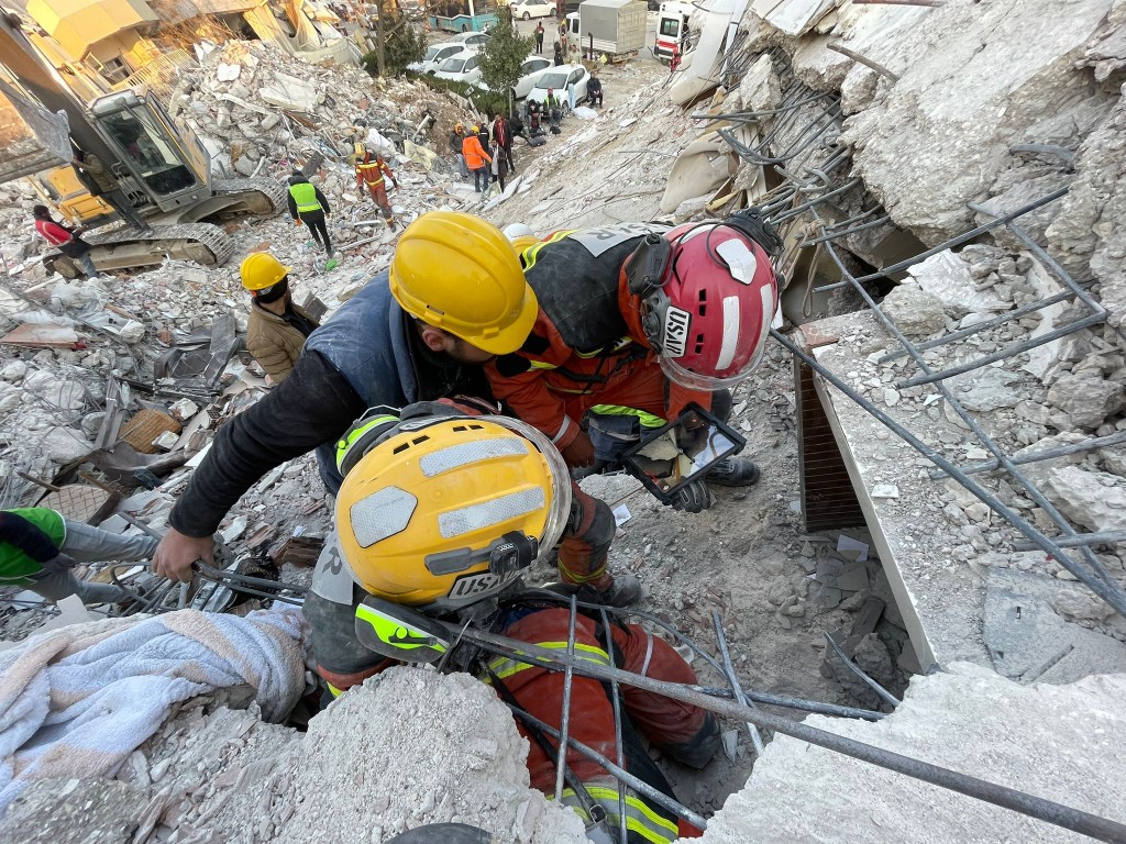 特區搜救隊於地震災區現場搜救出3名生還者。