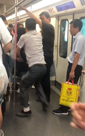 女子好心提醒輕聲講電話，反被對方攻擊。網圖